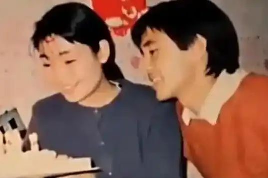 做饭帅气丈夫甘当“家庭主夫”把她宠成宝凯发k8国际登录结婚34年只生孩子不