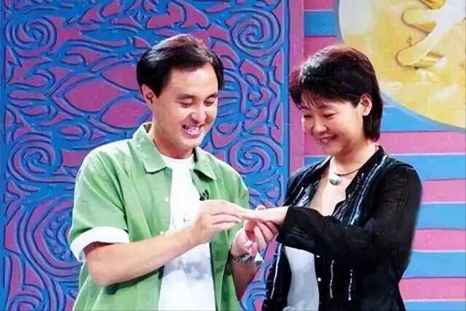 做饭帅气丈夫甘当“家庭主夫”把她宠成宝凯发k8国际登录结婚34年只生孩子不(图3)