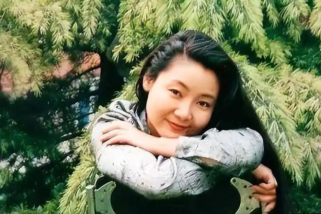 做饭帅气丈夫甘当“家庭主夫”把她宠成宝凯发k8国际登录结婚34年只生孩子不(图8)