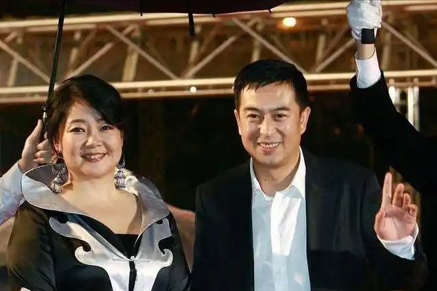 做饭帅气丈夫甘当“家庭主夫”把她宠成宝凯发k8国际登录结婚34年只生孩子不(图7)