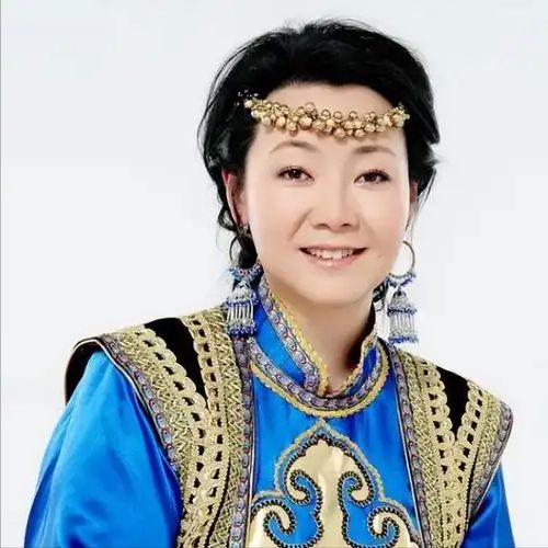做饭帅气丈夫甘当“家庭主夫”把她宠成宝凯发k8国际登录结婚34年只生孩子不(图9)