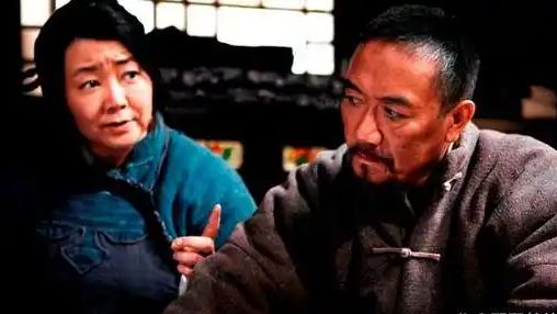 做饭帅气丈夫甘当“家庭主夫”把她宠成宝凯发k8国际登录结婚34年只生孩子不(图19)