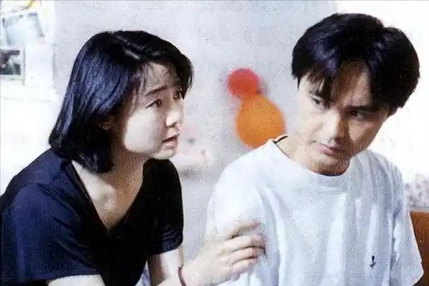 做饭帅气丈夫甘当“家庭主夫”把她宠成宝凯发k8国际登录结婚34年只生孩子不(图14)