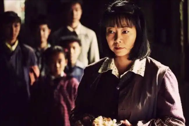 做饭帅气丈夫甘当“家庭主夫”把她宠成宝凯发k8国际登录结婚34年只生孩子不(图21)