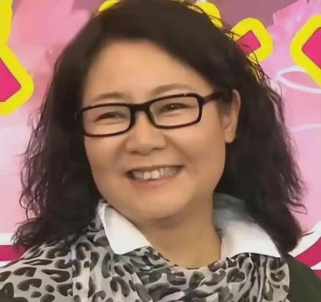 做饭帅气丈夫甘当“家庭主夫”把她宠成宝凯发k8国际登录结婚34年只生孩子不(图23)