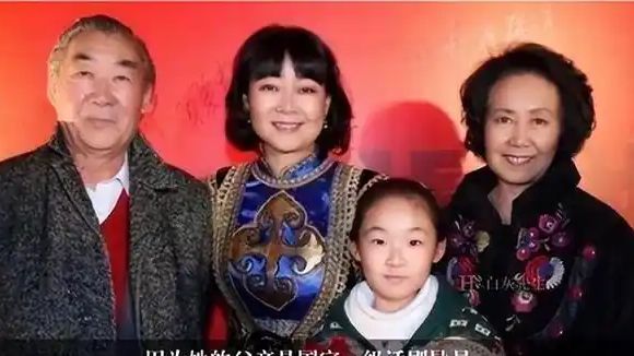 做饭帅气丈夫甘当“家庭主夫”把她宠成宝凯发k8国际登录结婚34年只生孩子不(图22)